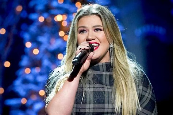 Did Kelly Clarkson Go to College?