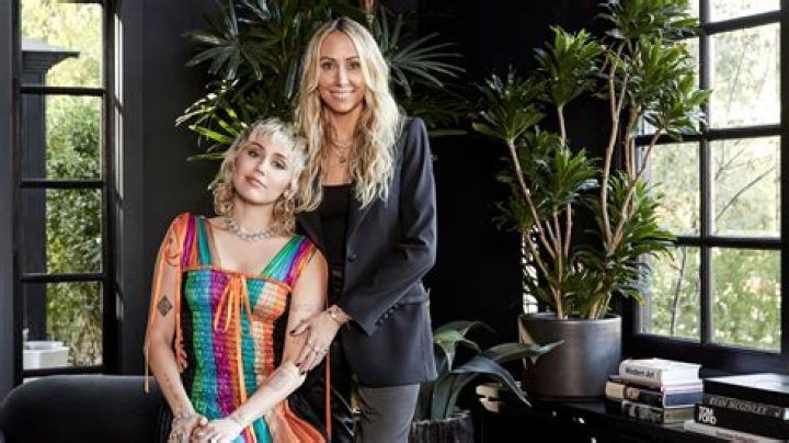 Miley Cyrus Shows Off Her Rockstar-Worthy Home—And Reveals Her Mom Tish Designed It All – Celeb Secrets