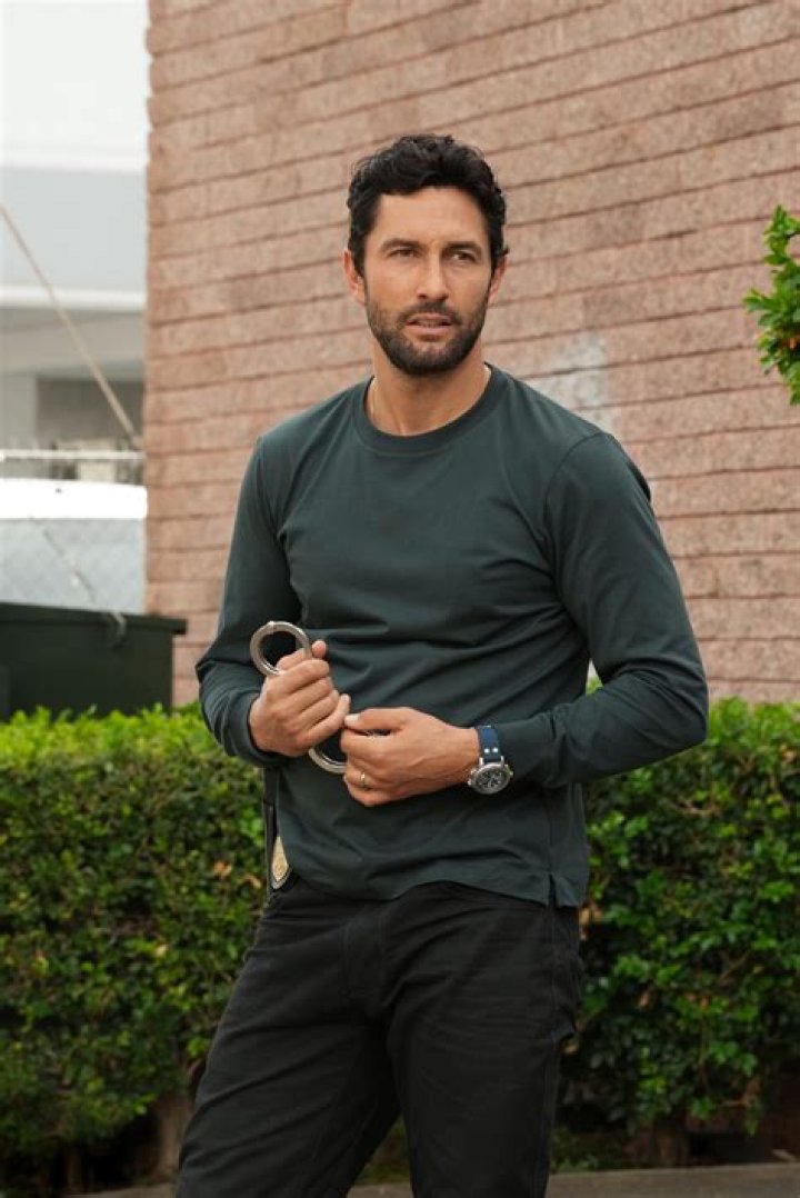 Noah Mills | The Baker And The Beauty, Net Worth, Married, Wife