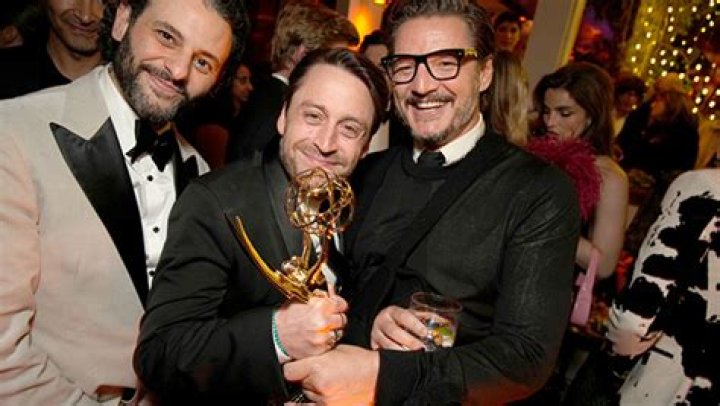 Pedro Pascal Hilariously Says He Wants to ‘Make Out’ With Kieran Culkin After SAG Win: Watch